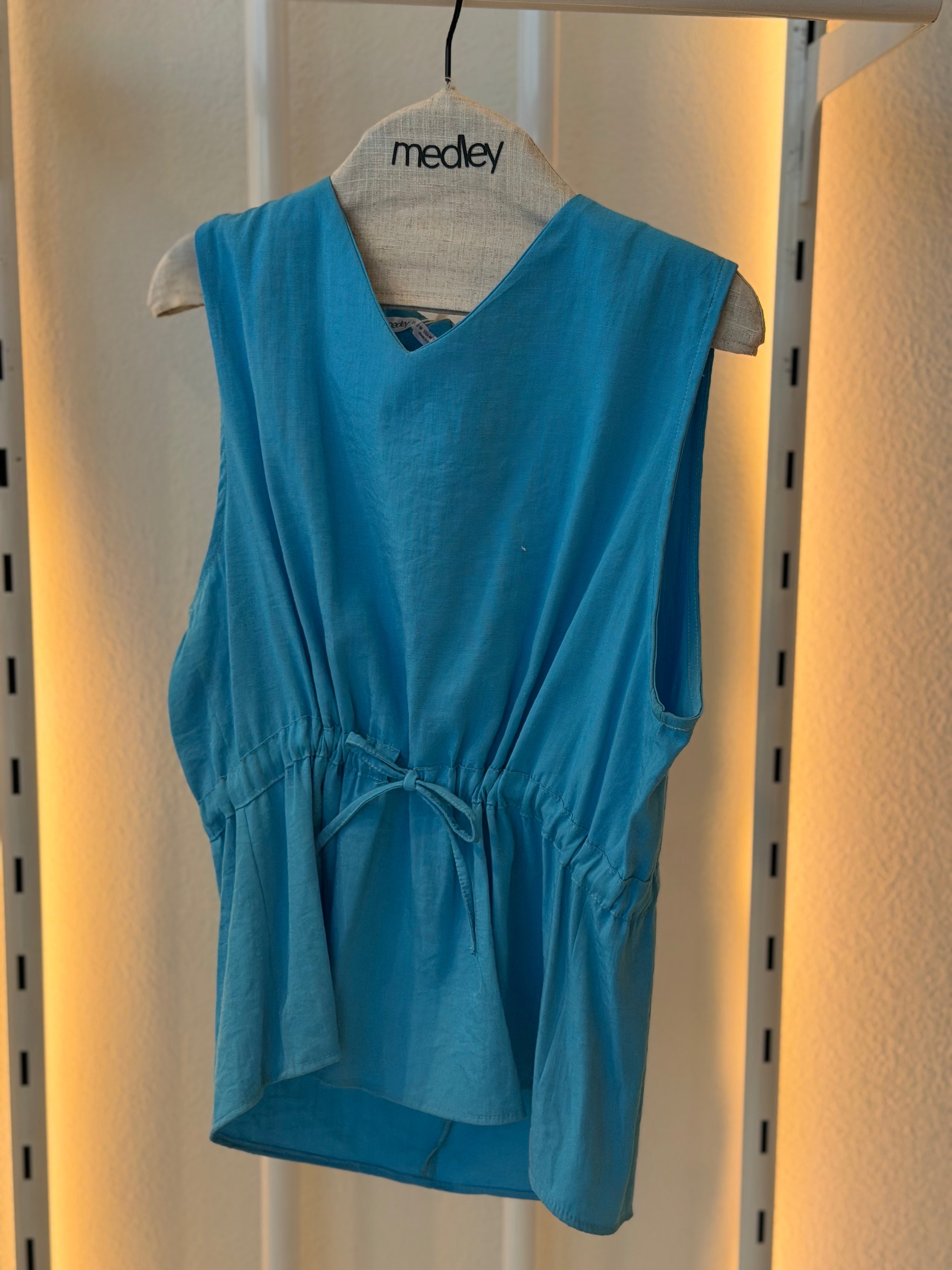 Sleeveless blouse with stretch waistband
