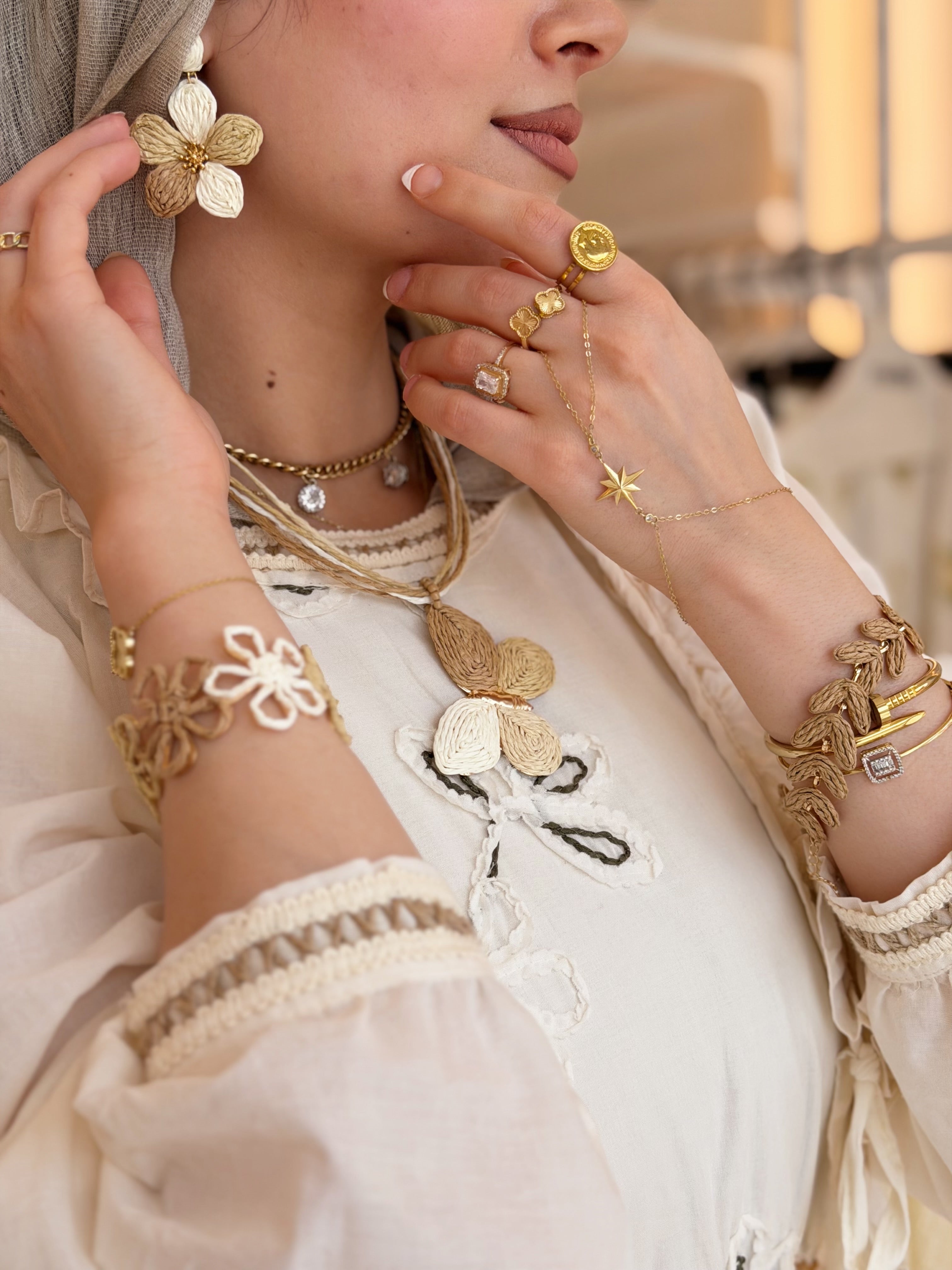 Embroidered golden glow (Light Beige)
