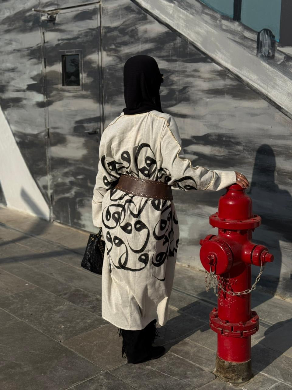 'و'  عباية