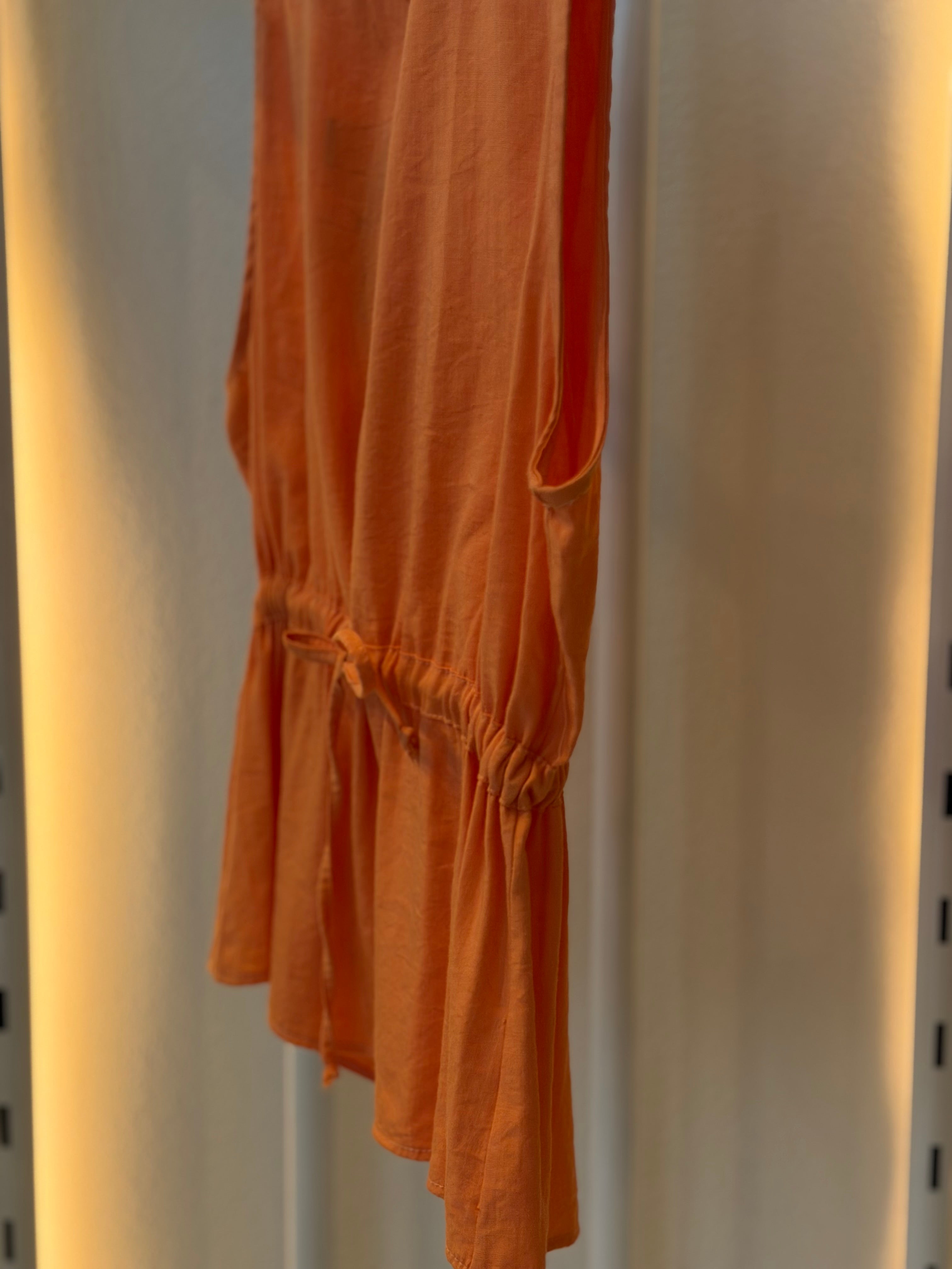 Sleeveless blouse with stretch waistband