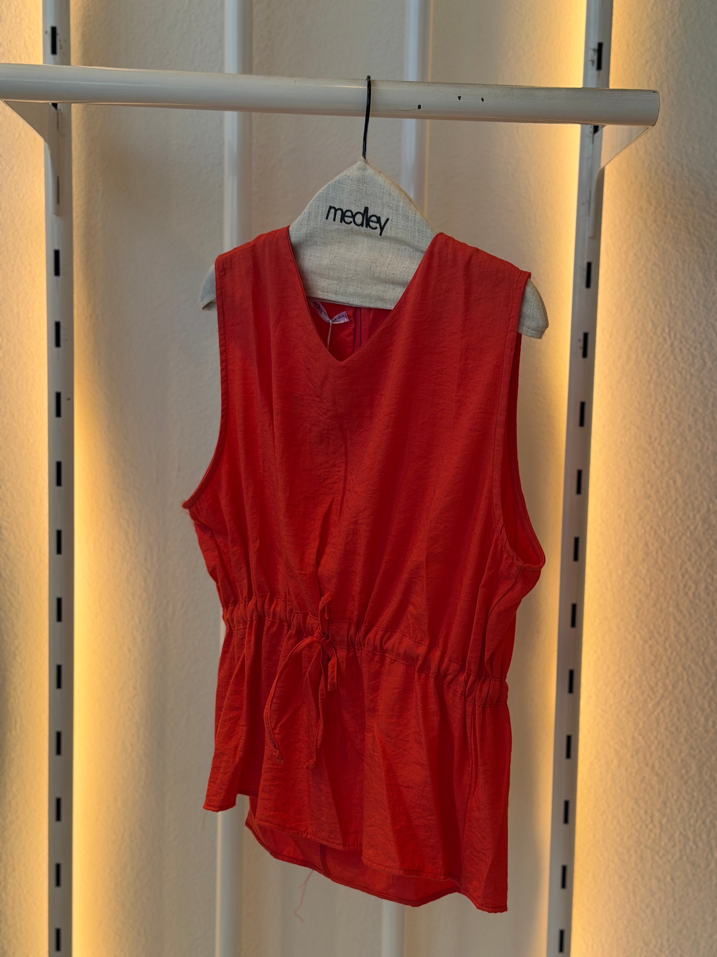 Sleeveless blouse with stretch waistband