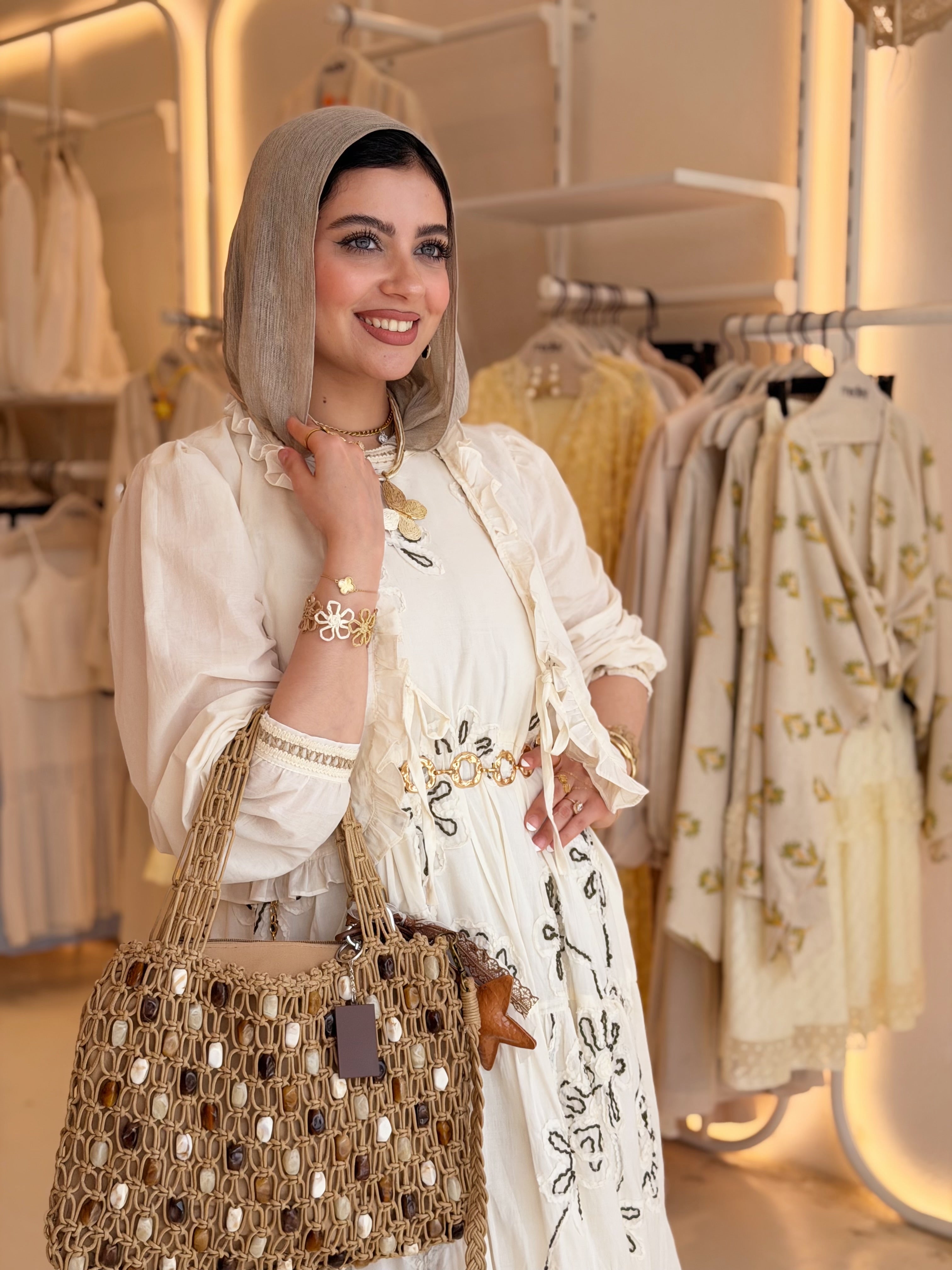 Embroidered golden glow (Light Beige)