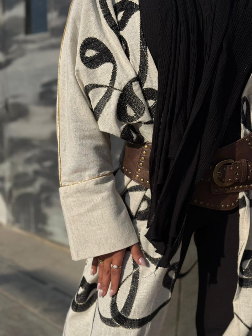 'و'  عباية