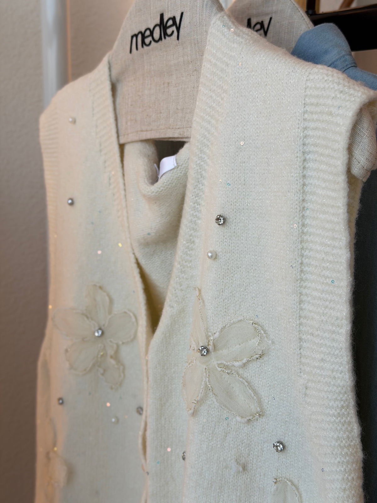 3D Bloom Mohair Vest ( pearly white )
