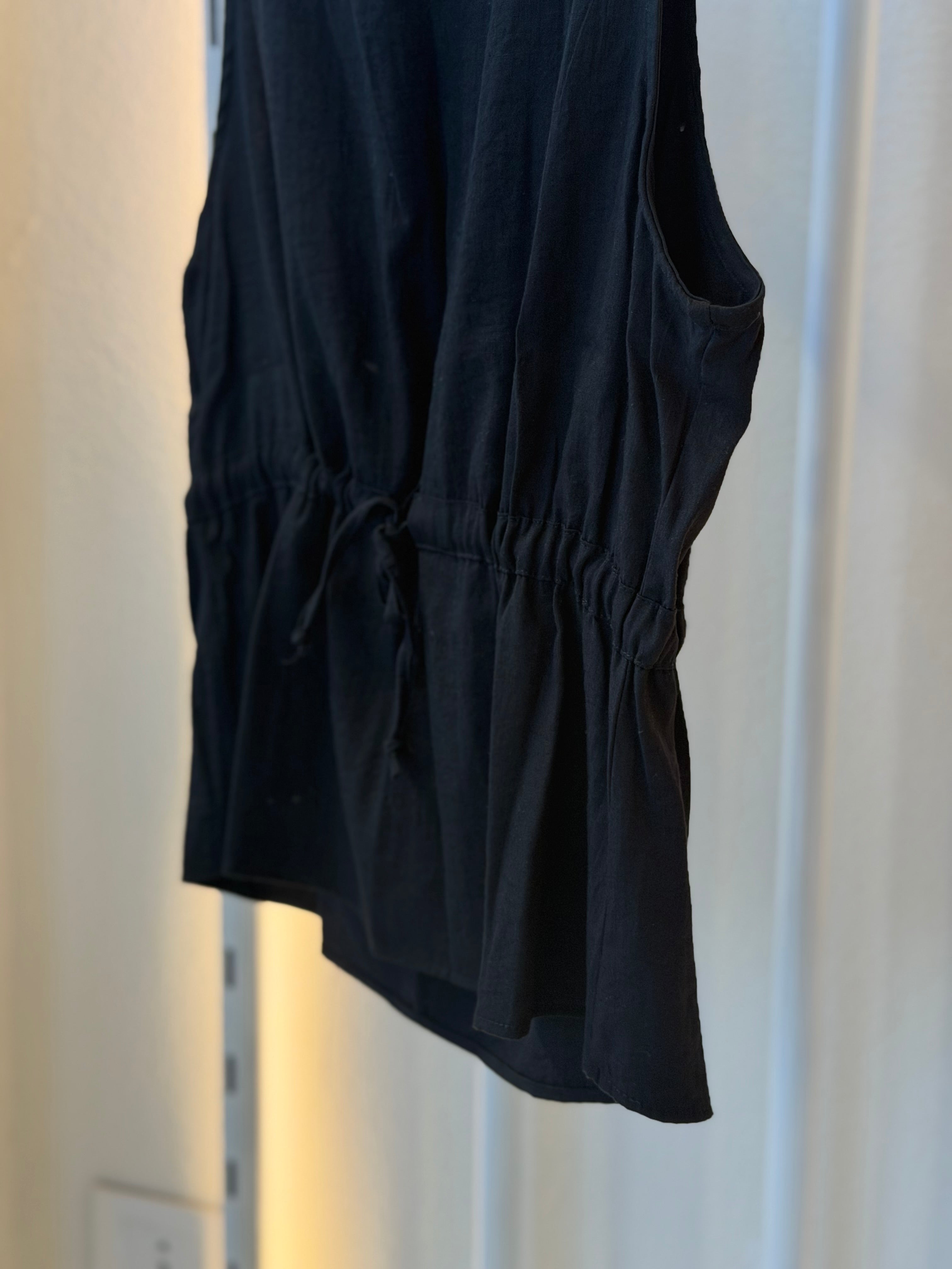 Sleeveless blouse with stretch waistband