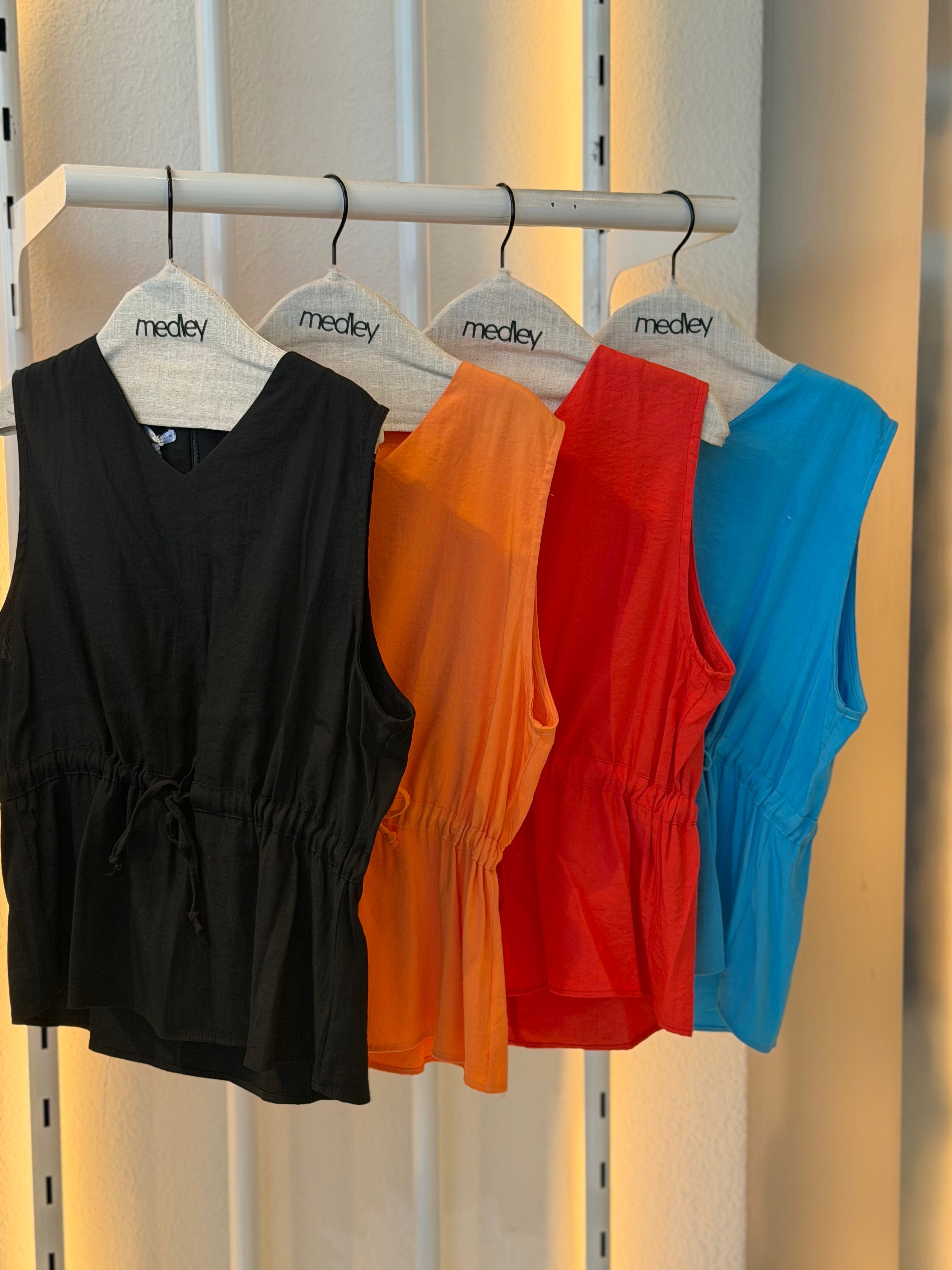 Sleeveless blouse with stretch waistband